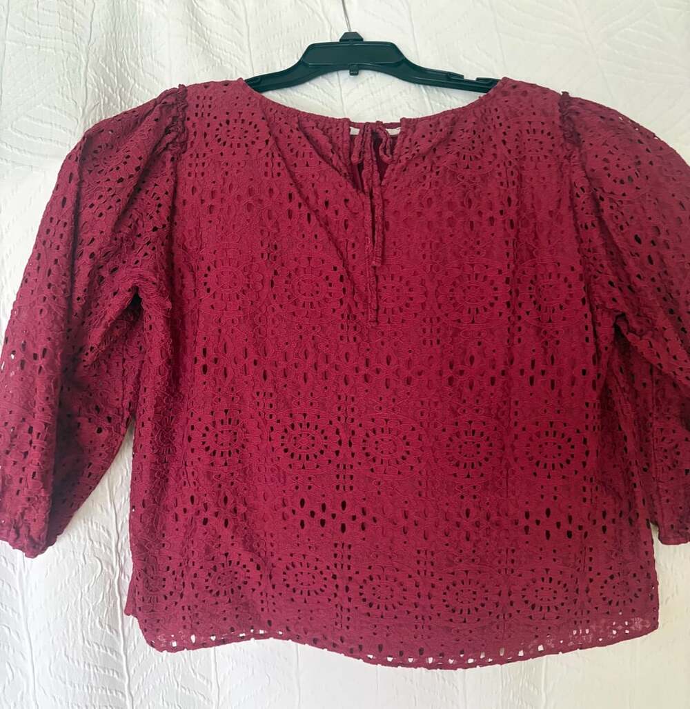 LC Lauren Conrad Eyelet Top Size 0X Burgundy Puff Sleeve Blouse